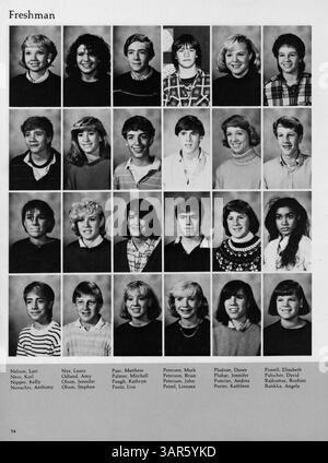 Ce South View Jr. High Yearbook de 1986 documente l'année scolaire 1985-1986, y compris les étudiants, les enseignants, les clubs, l'athlétisme, et divers événements scolaires. Banque D'Images
