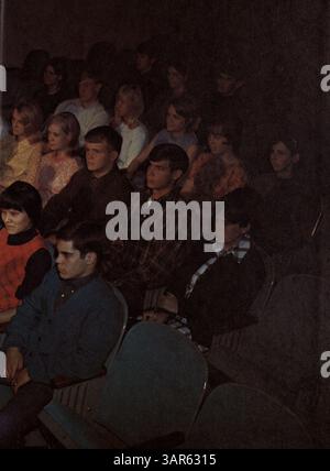 Cet annuel du lycée de 1968-1969 documente les étudiants, les enseignants, les clubs, l'athlétisme et divers événements à Patrick Henry High School. Il met en évidence la participation des élèves aux activités parascolaires et aux réalisations scolaires, reflétant la culture et l'atmosphère de l'année scolaire. Il met également l'accent sur l'histoire afro-américaine et son influence au sein de la communauté scolaire. Banque D'Images