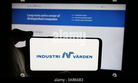 Allemagne. 13 mars 2025. Dans cette illustration photo, une personne tient un téléphone portable avec le logo de la société d'investissement suédoise Industrivarden AB sur l'écran en face de la page Web. (Crédit image : © timon Schneider/SOPA images via ZUMA Press Wire) USAGE ÉDITORIAL SEULEMENT ! Non destiné à UN USAGE commercial ! Banque D'Images