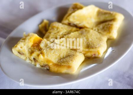 Omelette aux œufs liquide servie pour le petit déjeuner dans un restaurant local à Bicol, Philippines, soulignant sa texture douce et son attrait fraîchement cuit Banque D'Images