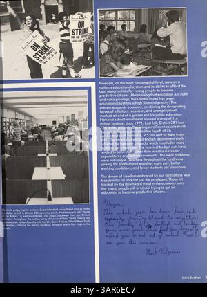 « Robin 76 », l'annuaire de l'école secondaire Robbinsdale 1976, met en lumière la vie étudiante, les professeurs, les activités sportives, les clubs, et des événements de l'année scolaire 1975-1976. Banque D'Images