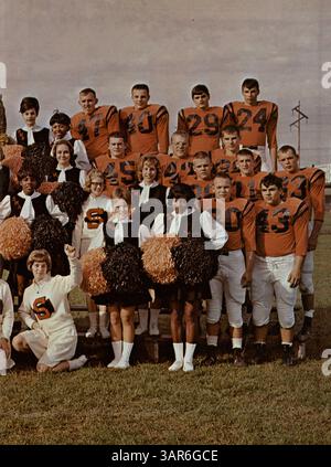L'annuaire 'Tiger' de South High School (1965) présente des étudiants, des enseignants, des clubs, des événements sportifs et scolaires de l'année académique 1964-1965, avec un accent particulier sur l'histoire afro-américaine. Banque D'Images