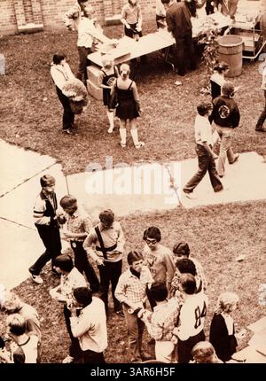 Cette édition 1982 de l'annuaire « talons » de l'école secondaire Cooper de Robbinsdale met en lumière les élèves, les enseignants, l'athlétisme, les clubs et les événements majeurs de l'année scolaire 1981-1982. Banque D'Images