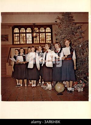 L'annuaire Tatler 1957 de la Northrop Collegiate High School met en lumière les élèves, les enseignants, les activités parascolaires, l'athlétisme et les événements de l'année scolaire 1956-1957/09. Banque D'Images