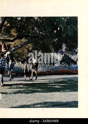 Cet annuaire « Wahian » de Washburn High School (1967) capture l'esprit de la vie étudiante, de l'athlétisme et de l'histoire afro-américaine, documentant les événements importants de l'année scolaire 1966-1967. Banque D'Images
