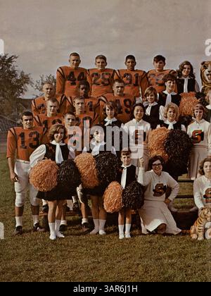 L'annuaire « Tiger » de 1965 de South High School documente l'année scolaire 1964-1965, mettant en vedette le corps étudiant, les clubs, l'athlétisme, la faculté et les événements majeurs, avec un accent sur l'histoire afro-américaine. Banque D'Images