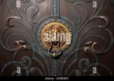 poignée de porte en métal en forme de tête de lion Banque D'Images