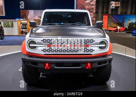 New York, États-Unis. 16 avril 2025. NEW YORK, NEW YORK - 16 AVRIL : la nouvelle Ford Bronco Stropped Edition vue en avant-première du 125e salon international de l'auto au Jacob Javits Convention Center le 16 avril 2025 à New York. Crédit : Ron Adar/Alamy Live News Banque D'Images