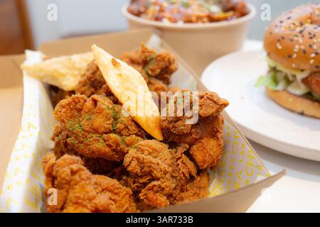 Gros plan de morceaux de poulet désossés frits avec des boulettes de nouilles en verre frites. Banque D'Images