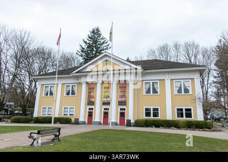 Vue de face de la salle communautaire historique de Fort Langley en Colombie-Britannique, décorée de bannières pour le Festival du film de Fort Langley 2024. Banque D'Images