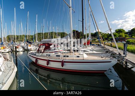Voiliers dans une marina (Langballigau) sur la mer Baltique en Allemagne du Nord Banque D'Images