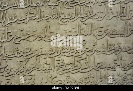Fragment d'une pierre tombale écrit en écriture naskh. Appartenant à la tombe du faqih et vizir El Hach (d. 19 décembre 1435). xve siècle. Royaume Nasride de Grenade. Détail. Musée archéologique national. Madrid. Espagne. Banque D'Images