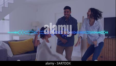 Image d'une famille biraciale heureuse dansant sur des points lumineux Banque D'Images