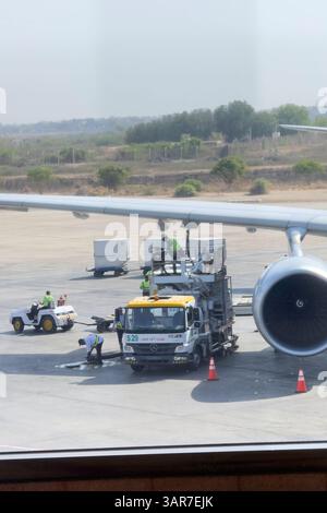 Ravitaillement de l'avion avant le vol Jinnah Aéroport International Banque D'Images