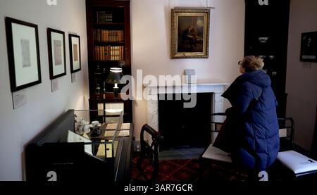Londres, Grande-Bretagne. 16 avril 2025. Une femme visite Keats House à Londres, Grande-Bretagne, le 16 avril 2025. Le poète romantique anglais John Keats a vécu à Keats House de 1818 à 1820, et la maison est maintenant un musée dédié à sa vie et à son travail. Crédit : Li Ying/Xinhua/Alamy Live News Banque D'Images