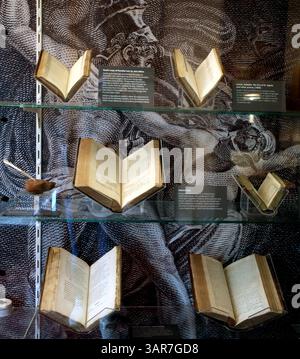 Londres, Grande-Bretagne. 16 avril 2025. Les livres que John Keats avait lus sont vus à Keats House à Londres, Grande-Bretagne, le 16 avril 2025. Le poète romantique anglais John Keats a vécu à Keats House de 1818 à 1820, et la maison est maintenant un musée dédié à sa vie et à son travail. Crédit : Li Ying/Xinhua/Alamy Live News Banque D'Images