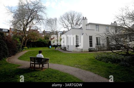 Londres, Grande-Bretagne. 16 avril 2025. Un visiteur lit au jardin de Keats House à Londres, Grande-Bretagne, le 16 avril 2025. Le poète romantique anglais John Keats a vécu à Keats House de 1818 à 1820, et la maison est maintenant un musée dédié à sa vie et à son travail. Crédit : Li Ying/Xinhua/Alamy Live News Banque D'Images
