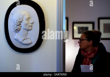 Pékin, Grande-Bretagne. 16 avril 2025. Une femme visite Keats House à Londres, Grande-Bretagne, le 16 avril 2025. Le poète romantique anglais John Keats a vécu à Keats House de 1818 à 1820, et la maison est maintenant un musée dédié à sa vie et à son travail. Crédit : Li Ying/Xinhua/Alamy Live News Banque D'Images
