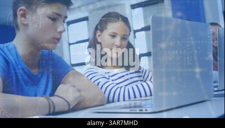 Image de formules mathématiques sur des étudiants utilisant des ordinateurs Banque D'Images