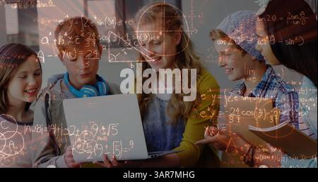 Image de formules mathématiques sur des étudiants utilisant des ordinateurs Banque D'Images