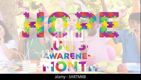 Image du texte du mois de sensibilisation à l'autisme sur divers enfants à la fête Banque D'Images