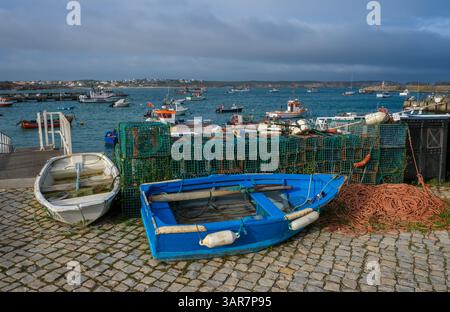 Sagres, Algarve, Portugal - bateaux de pêche colorés dans le port de pêche de Sagres. Banque D'Images