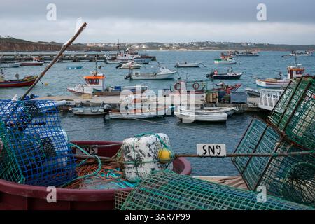 Sagres, Algarve, Portugal - bateaux de pêche colorés dans le port de pêche de Sagres. Banque D'Images