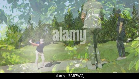 Image d'arbres au-dessus d'un couple caucasien senior jouant au golf sur un terrain de golf Banque D'Images