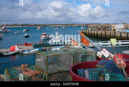 Sagres, Algarve, Portugal - bateaux de pêche colorés dans le port de pêche de Sagres. Banque D'Images