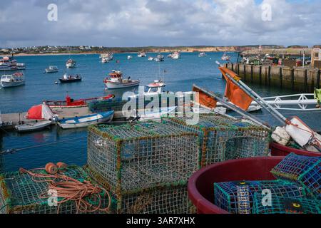 Sagres, Algarve, Portugal - bateaux de pêche colorés dans le port de pêche de Sagres. Banque D'Images