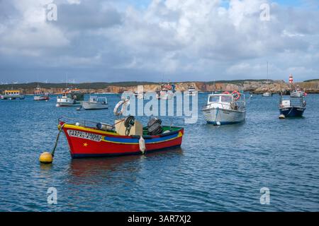 Sagres, Algarve, Portugal - bateaux de pêche colorés dans le port de pêche de Sagres. Banque D'Images
