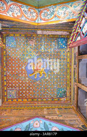 Peinture colorée sur le plafond de la porte d'entrée, City Palace Garh, Kota, Rajasthan Banque D'Images