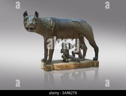Sculpture étrusque en bronze connue sous le nom de Capitoline She Wolf représentant une loup allaitant les mythiques fondateurs jumeaux de Rome, Romulus et Remus. DAT Banque D'Images