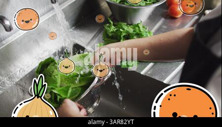 Image d'icônes de fruits et légumes sur une femme caucasienne lavant des légumes Banque D'Images