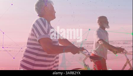 Image de formes sur heureux couple senior afro-américain avec des vélos à la plage Banque D'Images