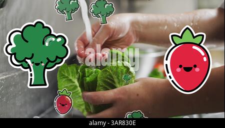 Image d'icônes de fruits et légumes sur une femme caucasienne lavant des légumes Banque D'Images