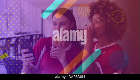 Image de confettis au-dessus de diverses amies heureuses utilisant un smartphone Banque D'Images