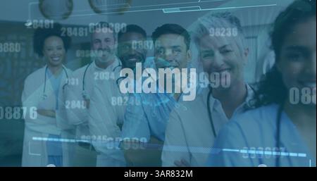 Image du traitement des données médicales sur le sourire groupe diversifié de médecins Banque D'Images