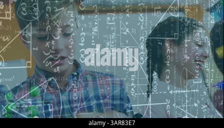 Image d'équations mathématiques sur des écoliers caucasiens avec professeur Banque D'Images