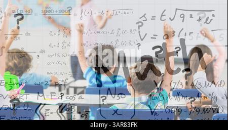 Image de texte mathématique et d'équations mathématiques sur les écoliers et l'enseignant en classe Banque D'Images