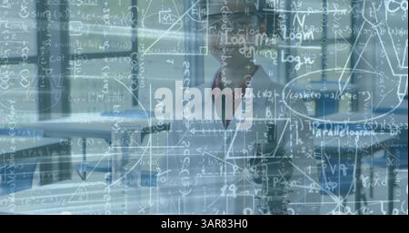 Image d'équations mathématiques sur une écolière biraciale en laboratoire Banque D'Images