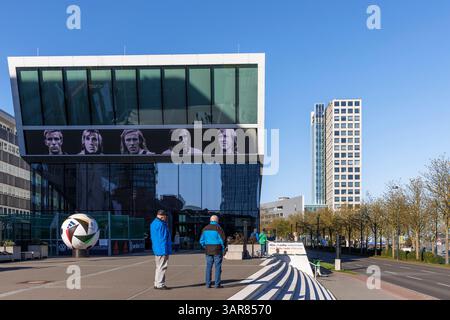 Le Musée allemand du football, l'affichage annonce l'exposition sur Guenter Netzer en avril 2025, dans le fond le Hardenberg City-Center, No Banque D'Images