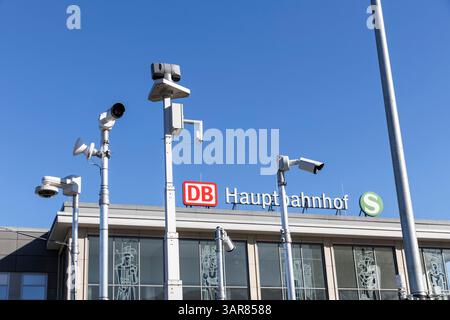 Caméras de surveillance devant la gare principale, Dortmund, région de la Ruhr, Rhénanie du Nord-Westphalie, Allemagne. Ueberwachungskameras vor dem Hauptbahnhof, do Banque D'Images