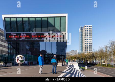 Le Musée allemand du football, l'affichage annonce l'exposition sur Guenter Netzer en avril 2025, dans le fond le Hardenberg City-Center, No Banque D'Images