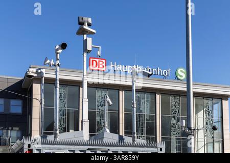Caméras de surveillance devant la gare principale, Dortmund, région de la Ruhr, Rhénanie du Nord-Westphalie, Allemagne. Ueberwachungskameras vor dem Hauptbahnhof, do Banque D'Images