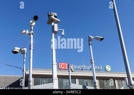 Caméras de surveillance devant la gare principale, Dortmund, région de la Ruhr, Rhénanie du Nord-Westphalie, Allemagne. Ueberwachungskameras vor dem Hauptbahnhof, do Banque D'Images