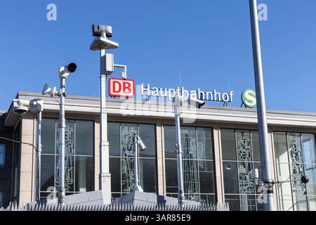 Caméras de surveillance devant la gare principale, Dortmund, région de la Ruhr, Rhénanie du Nord-Westphalie, Allemagne. Ueberwachungskameras vor dem Hauptbahnhof, do Banque D'Images