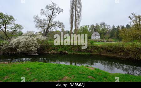 Weimar, Allemagne. 17 avril 2025. Maison de jardin de Goethe à Weimar. La traditionnelle chasse aux œufs de lapin a lieu ici chaque année. Goethe lui-même a créé l'amusement pour enfants en 1777 - d'abord pour les enfants d'amis, plus tard pour son fils August, ses amis et ses petits-enfants. La Klassik Stiftung Weimar perpétue cette tradition et invite les enfants à la chasse annuelle aux œufs de lapin de Goethe dans la prairie autour du jardin de Goethe. Les œufs de Pâques peuvent être recherchés, trouvés et mangés là-bas. Crédit : Hendrik Schmidt/dpa/Alamy Live News Banque D'Images