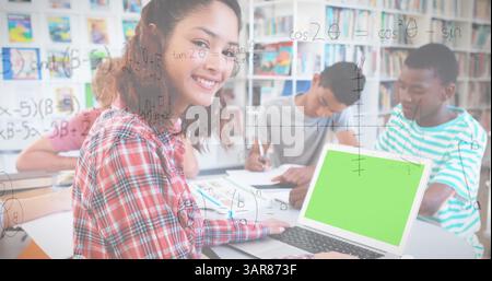 Image d'équations mathématiques sur divers écoliers en classe Banque D'Images