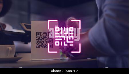 Code qr néon contre un homme afro-américain effectuant un paiement numérique à partir de sa smartwatch dans un café Banque D'Images